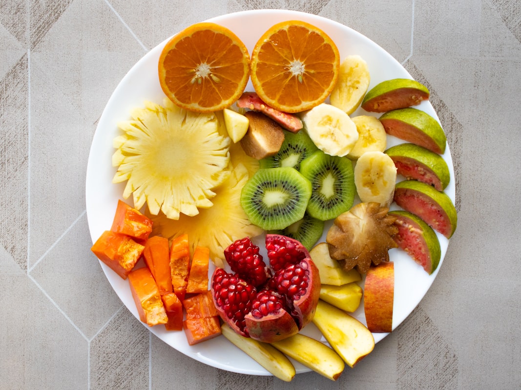 Petit-déjeuner avec flocons d'avoine et fruits